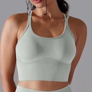 Gros plan sur le soutien-gorge de sport vert menthe sans couture avec dos croisé