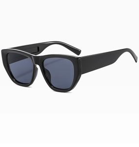 Détail de lunettes de soleil tendance à monture noire épaisse et verres gris foncé