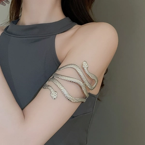 Détail du bracelet serpent en argent avec design enveloppant porté sur le haut du bras