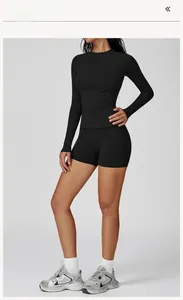 Détail de l'ensemble de yoga noir extensible avec haut à manches longues et short taille haute