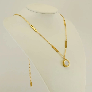Collier lettre asymétrique en acier inoxydable plaqué or 18k sur buste blanc