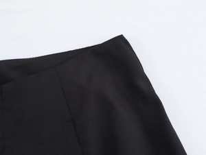 Detaillierte Makroansicht der hochwertigen schwarzen Webstofftextur dieser Freizeithose