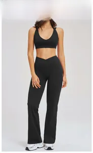 Ensemble de yoga noir avec brassière de sport dos nu et legging évasé taille haute
