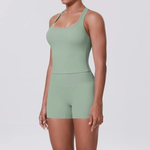 Détail de la brassière de sport vert sauge et du short de fitness à taille haute