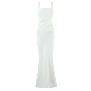 Détail d'une robe de soirée en satin blanc avec encolure carrée et fronces sur le côté