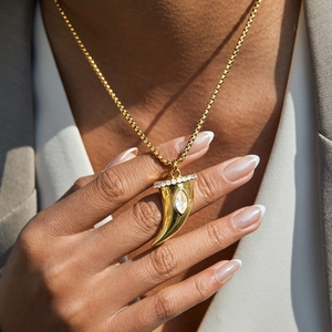 Goldene Horn Halskette mit Zirkonia-Anhänger an eleganter Box-Kette für Frauen