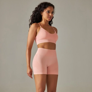 Nahaufnahme des rosa nahtlosen Yoga-Sets mit hoch taillierten Shorts und Sport-BH mit Trägern