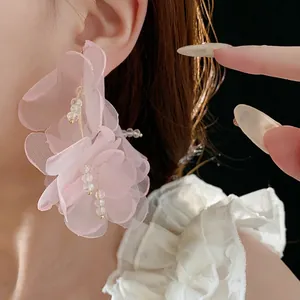 Boucles d'oreilles fleurs en maille rose avec perles, design floral chic surdimensionné