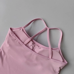 Détail du dos d'un haut de yoga rose avec fines bretelles croisées et coutures précises