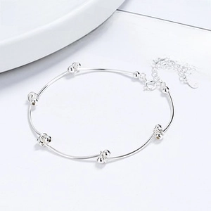 Detalle de una pulsera minimalista de plata 925 con pequeñas cuentas y cierre ajustable