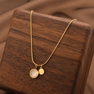 Elegante collana in acciaio al titanio dorato con opale e ciondoli tondi su legno