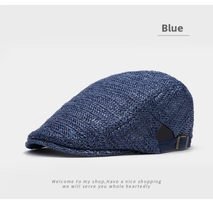 Dettaglio della coppola blu con trama intrecciata traspirante e fibbia laterale in metallo