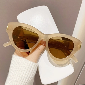 Women Cat Eye Sunglasses Retro Large PC Frame UV Protection Sunshade Fashionable Street Style Travel Accessory
