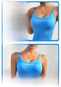 Détail du débardeur de sport bleu sans couture avec larges bretelles et logo GYMWEAR