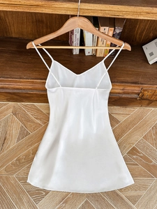 Vue détaillée d'une robe nuisette en satin blanc à fines bretelles effet soie