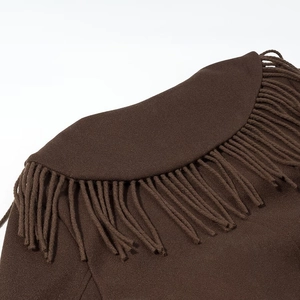 Détails des franges sur l'épaule d'un long manteau marron en laine pour femme