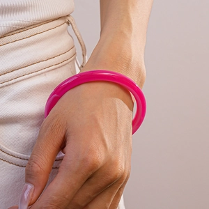Vue détaillée d'un bracelet jonc en acrylique rouge rose brillant au design épais