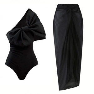 Maillot de bain noir asymétrique avec nœud et paréo long assorti pour la plage