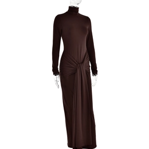 Vue détaillée de l'élégante robe maxi marron foncé à col roulé avec nouage à la taille