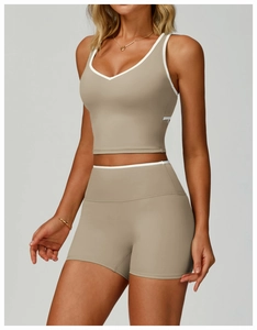 Détail du haut court et short de sport taupe avec liseré blanc contrasté pour femme