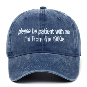 Détail de la broderie blanche sur la casquette vintage en denim délavé bleu marine