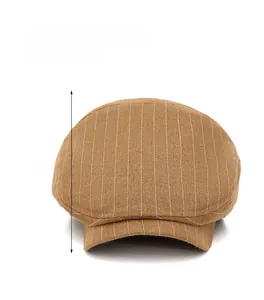 Vue détaillée de la casquette rayée marron avec couronne de 12cm et texture tissée