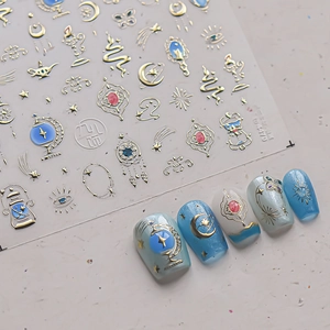 Makro-Detail von Retro-Gold-Nagelstickern mit Himmelssternen und Vintage-Lampen