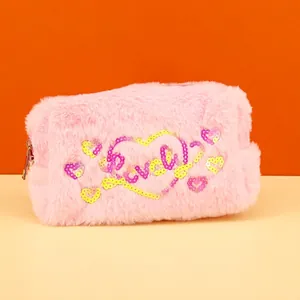 Detailaufnahme der rosa Plüsch-Kosmetiktasche mit farbenfrohen Herzmustern aus Pailletten