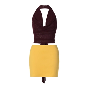 Détail du haut licou en mesh bordeaux à lacets et de la mini-jupe jaune