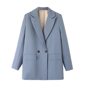 Vista plana de blazer azul cruzado con cuello de solapa y bolsillos laterales