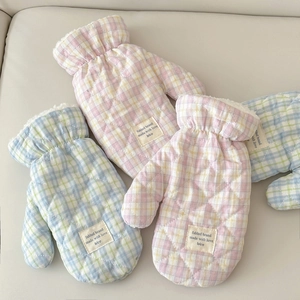 Détail de moufles d'hiver matelassées avec doublure en polaire douce et tissu en coton épais
