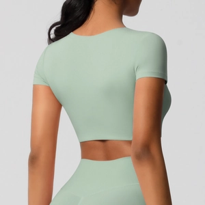 Détail du legging de yoga taille haute vert haricot clair avec texture de tissu de sport sans couture