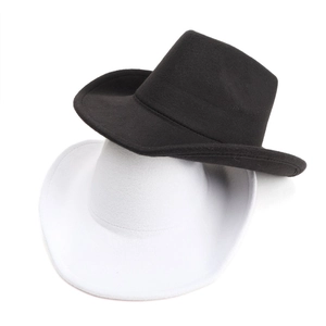 Vue de dessus de deux chapeaux fedora en feutre noir et blanc avec large bord classique