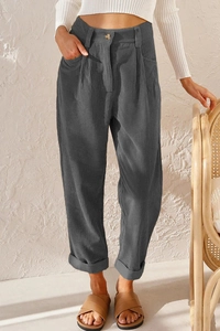 Detailaufnahme der dunkelgrauen Cordhose mit hohem Bund, geradem Bein und Ein-Knopf-Design