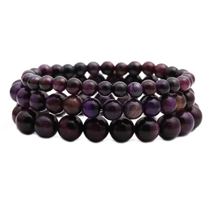 Tre bracciali di perle occhio di tigre viola scuro in varie dimensioni su sfondo bianco