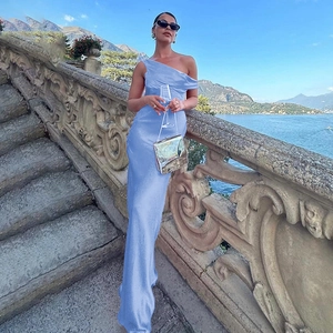 Détail d'une élégante robe longue en satin bleu ciel avec encolure asymétrique chic