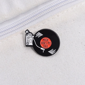 Détail du pin's en émail vinyle rétro avec texte Music Heals My Soul sur toile blanche
