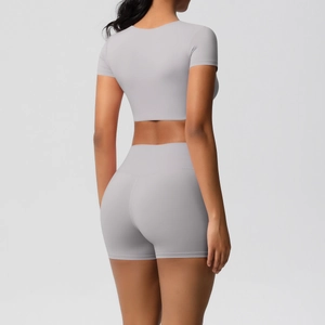 Rückansicht eines lavendelfarbenen Yoga-Sets mit hoher Taille und atmungsaktivem Funktionsstoff