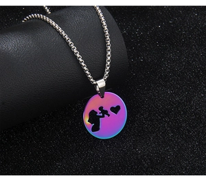 Detailaufnahme des Regenbogen-Anhängers mit einer Mutter-Kind-Silhouette aus Metall