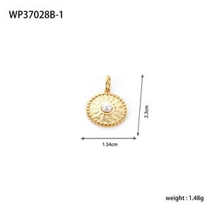 Dettaglio di un ciondolo tondo in acciaio dorato con perla e misure di 2,3 cm per 1,54 cm