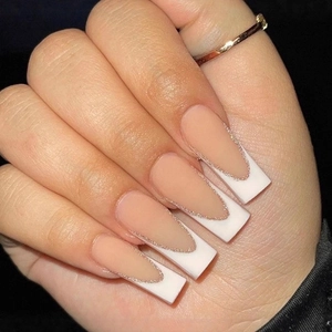 Unghie finte French quadrate lunghe con punte a V bianche e dettagli glitter dorati
