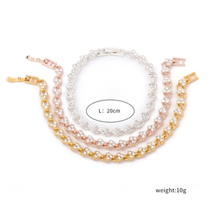 Ensemble de trois bracelets cœur en or, or rose et argent avec cristaux scintillants