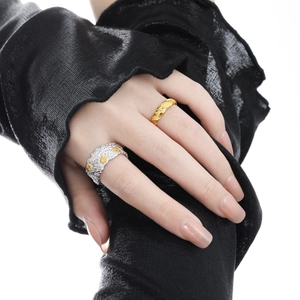 S925 sterling silver daisy ring set with twisted gold band and floral detail
