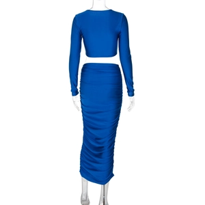 Vista posteriore del crop top blu reale a maniche lunghe e della gonna lunga arricciata