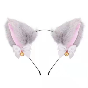 Détail d'un serre-tête oreilles de chat grises en peluche avec nœuds et clochettes
