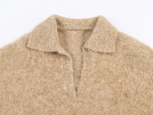 Dettaglio maglieria polo marrone chiaro con texture mohair soffice e scollo a V