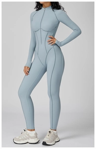 Dettaglio body da yoga azzurro con colletto rialzato a mezza zip e maniche con passapollice