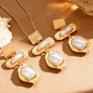 Barock-Perlen-Schmuckset mit gehämmertem goldenem geometrischem Halskette und Ohrringen