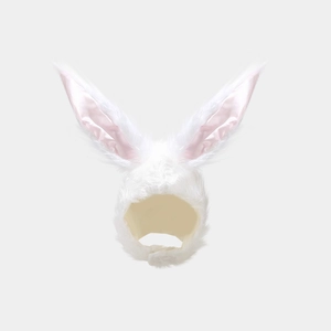 Détail du chapeau oreilles de lapin en peluche blanche avec doublure en satin rose