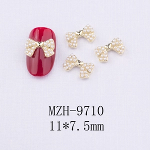 Macro de nœuds décoratifs en perles pour nail art avec détails sur ongle rouge